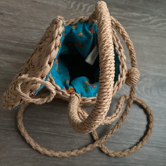 Basket-Style Crossbody - Picture 4 of 6